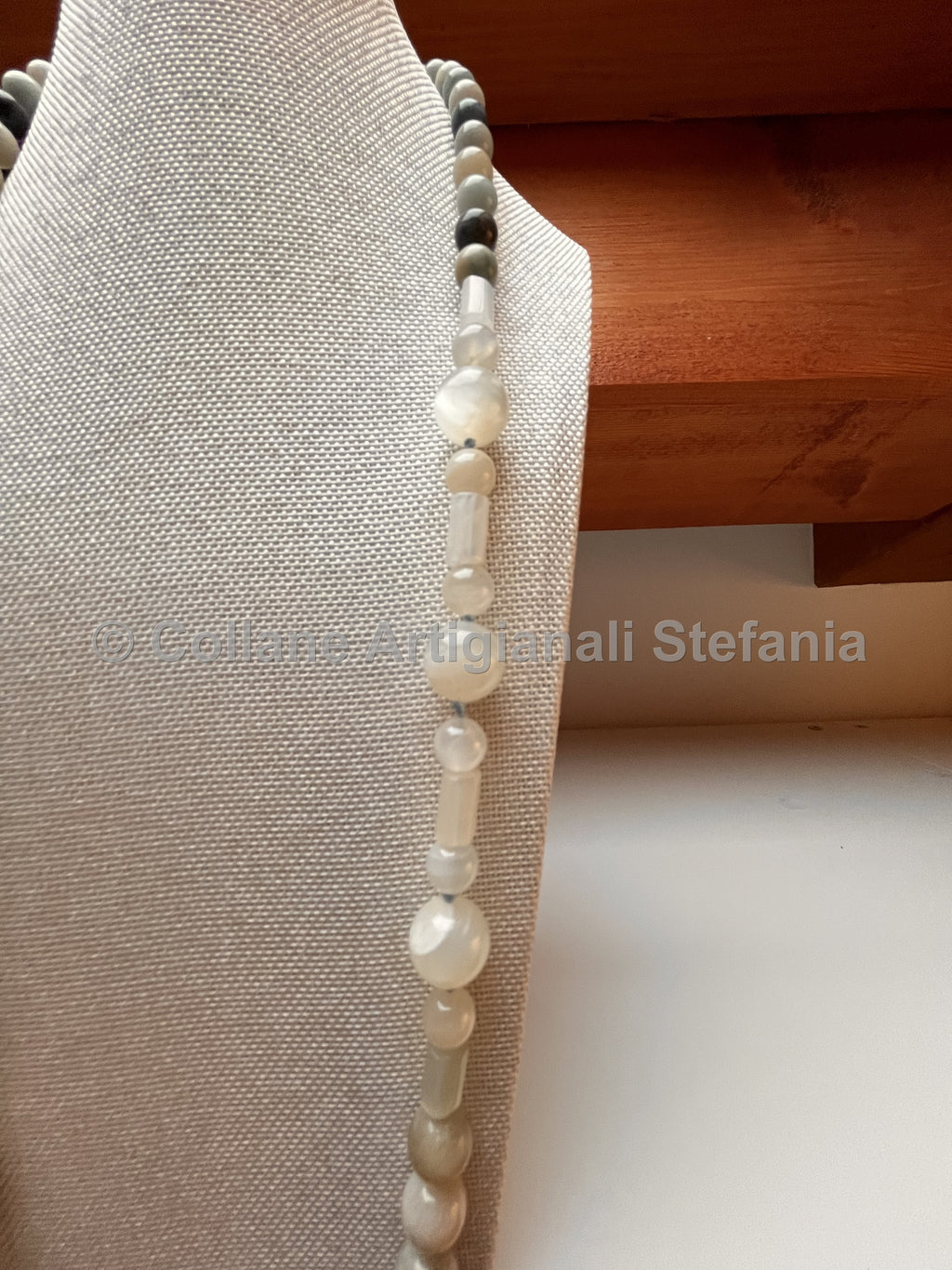 Collana lunga in trolleite e pietra di luna – 84 cm