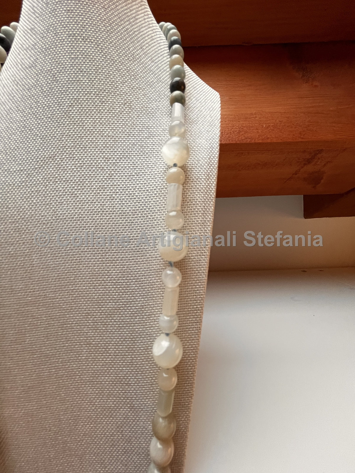 Collana lunga in trolleite e pietra di luna – 84 cm