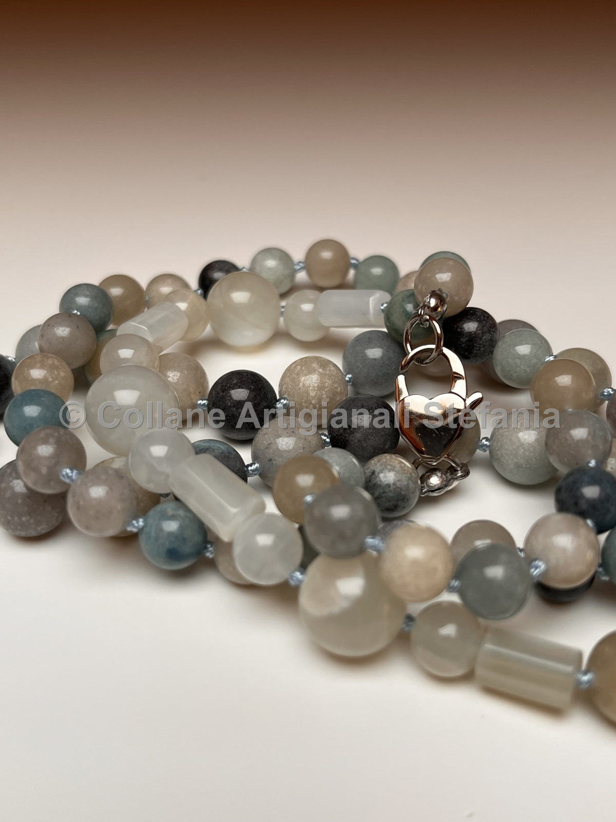 Collana lunga in trolleite e pietra di luna – 84 cm