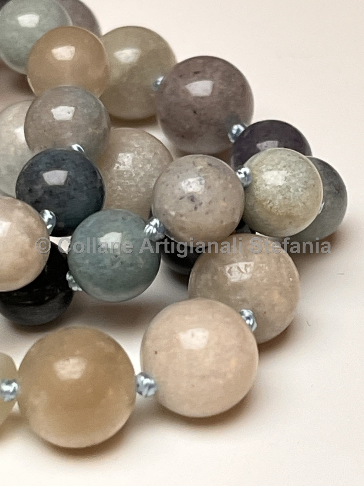 Collana lunga in trolleite e pietra di luna – 84 cm