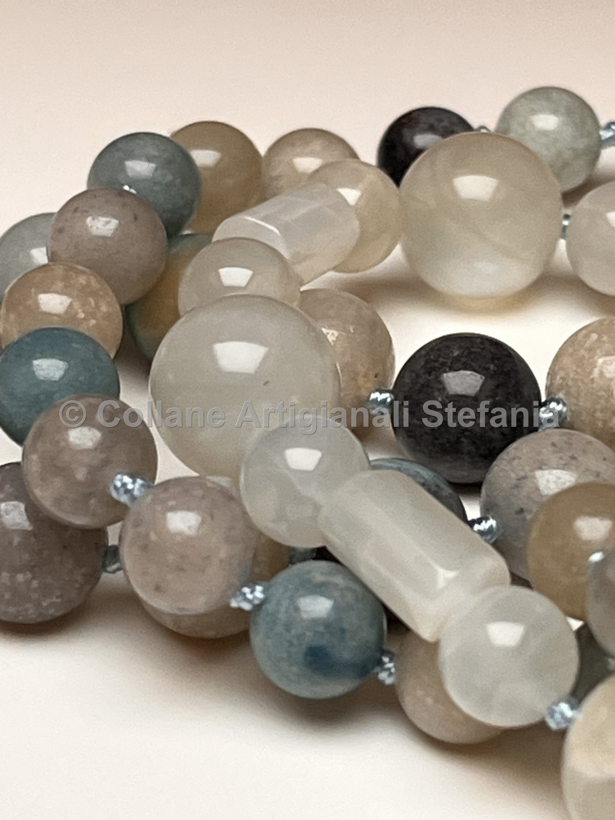 Collana lunga in trolleite e pietra di luna – 84 cm