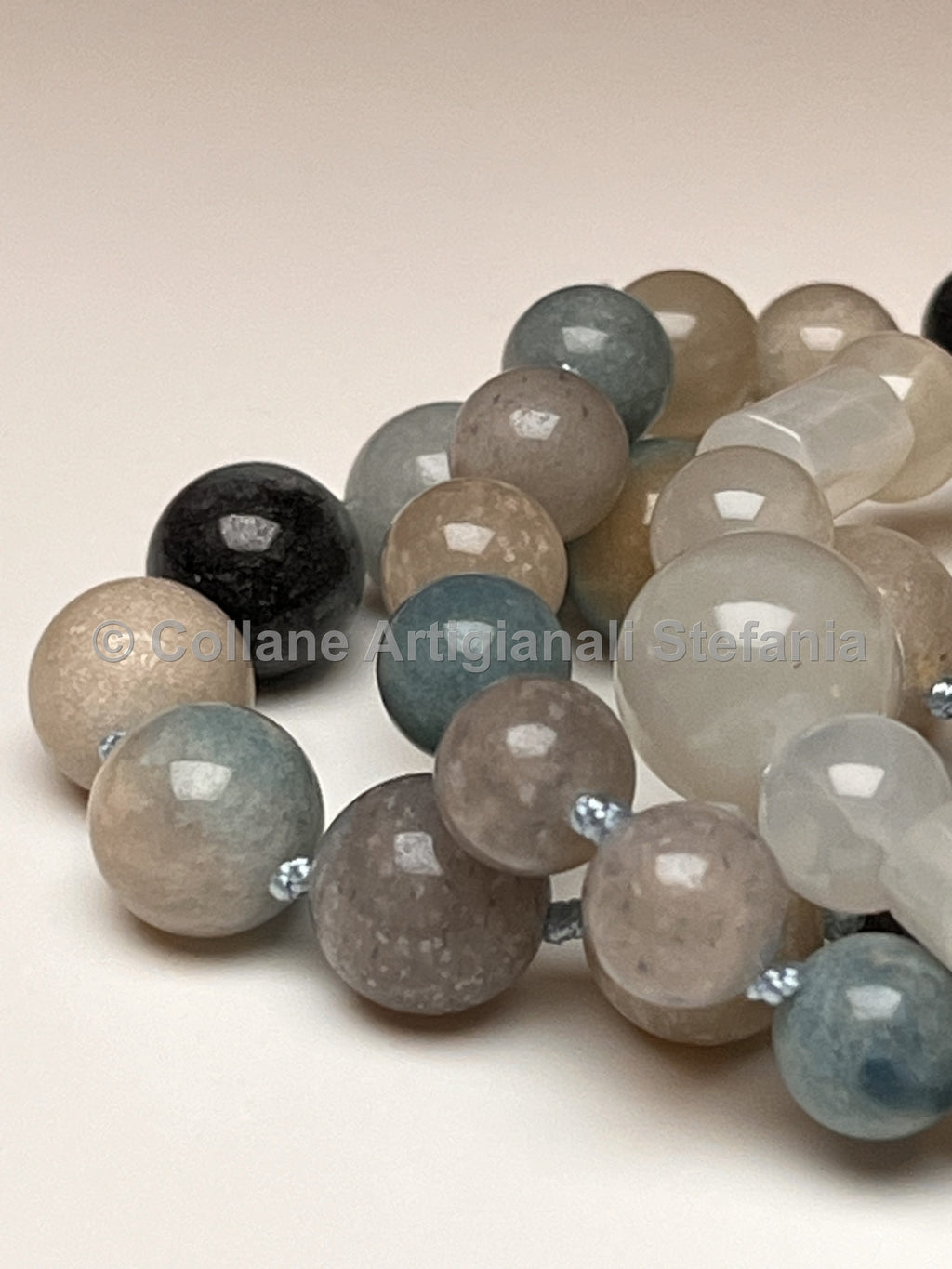 Collana lunga in trolleite e pietra di luna – 84 cm