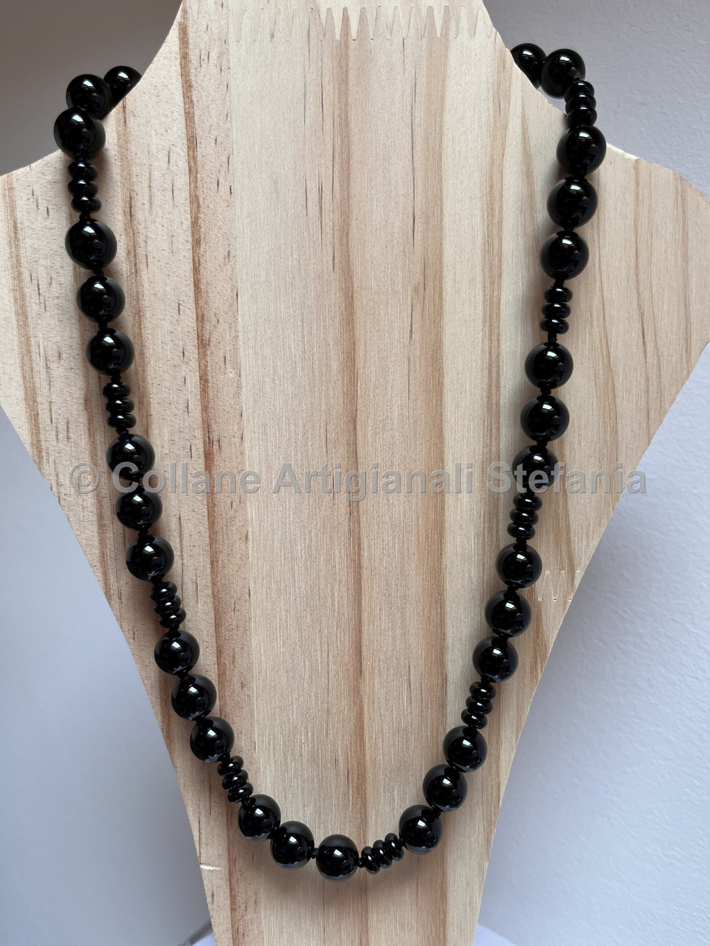 Collana con pietre dure di Agata nera.