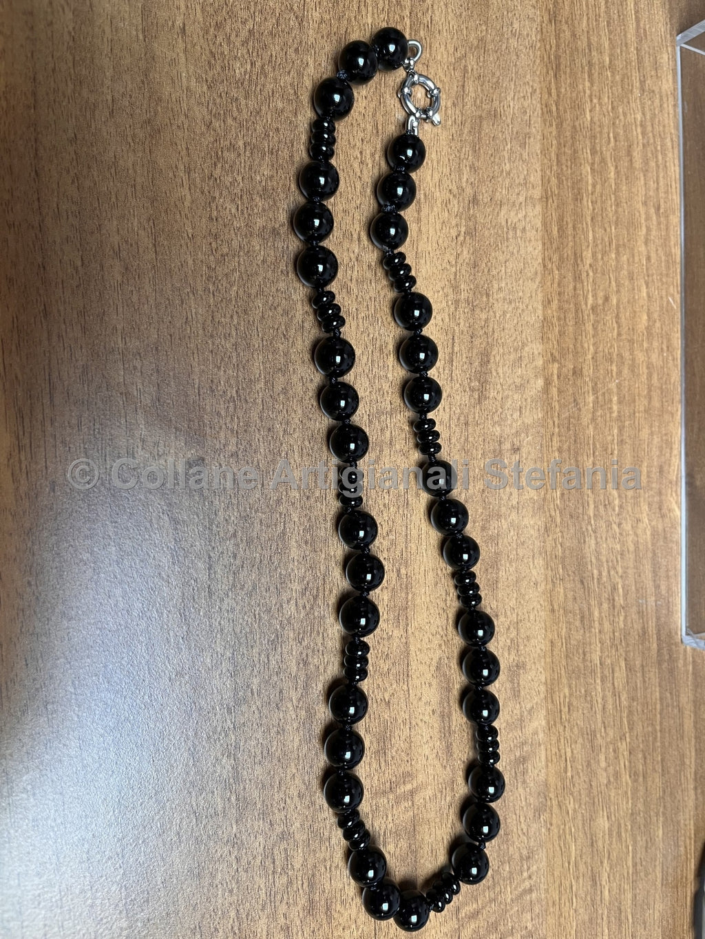 Collana con pietre dure di Agata nera.