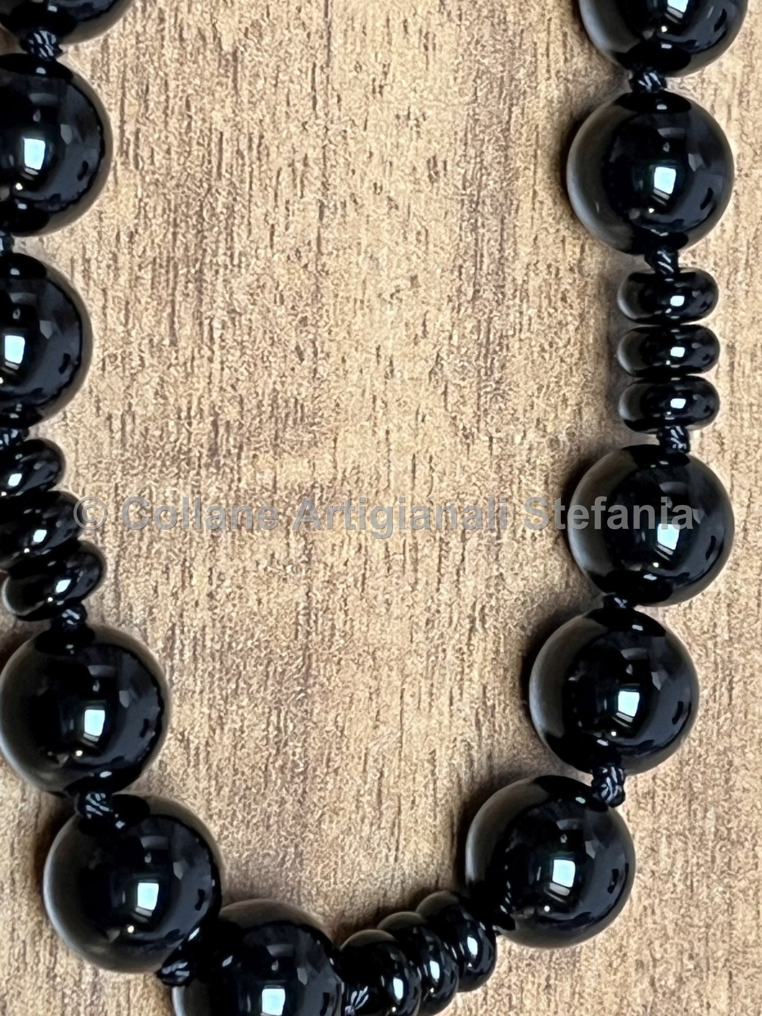 Collana con pietre dure di Agata nera.