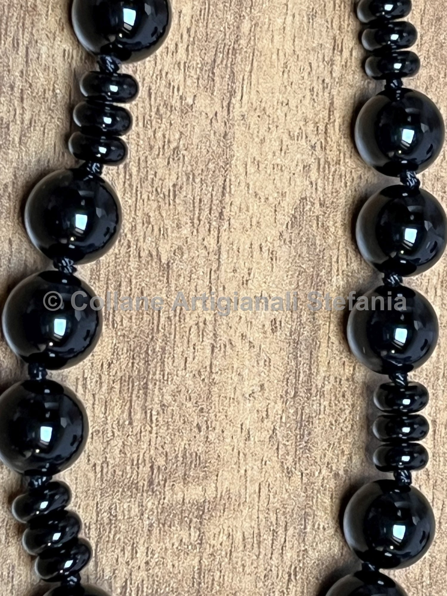 Collana con pietre dure di Agata nera.