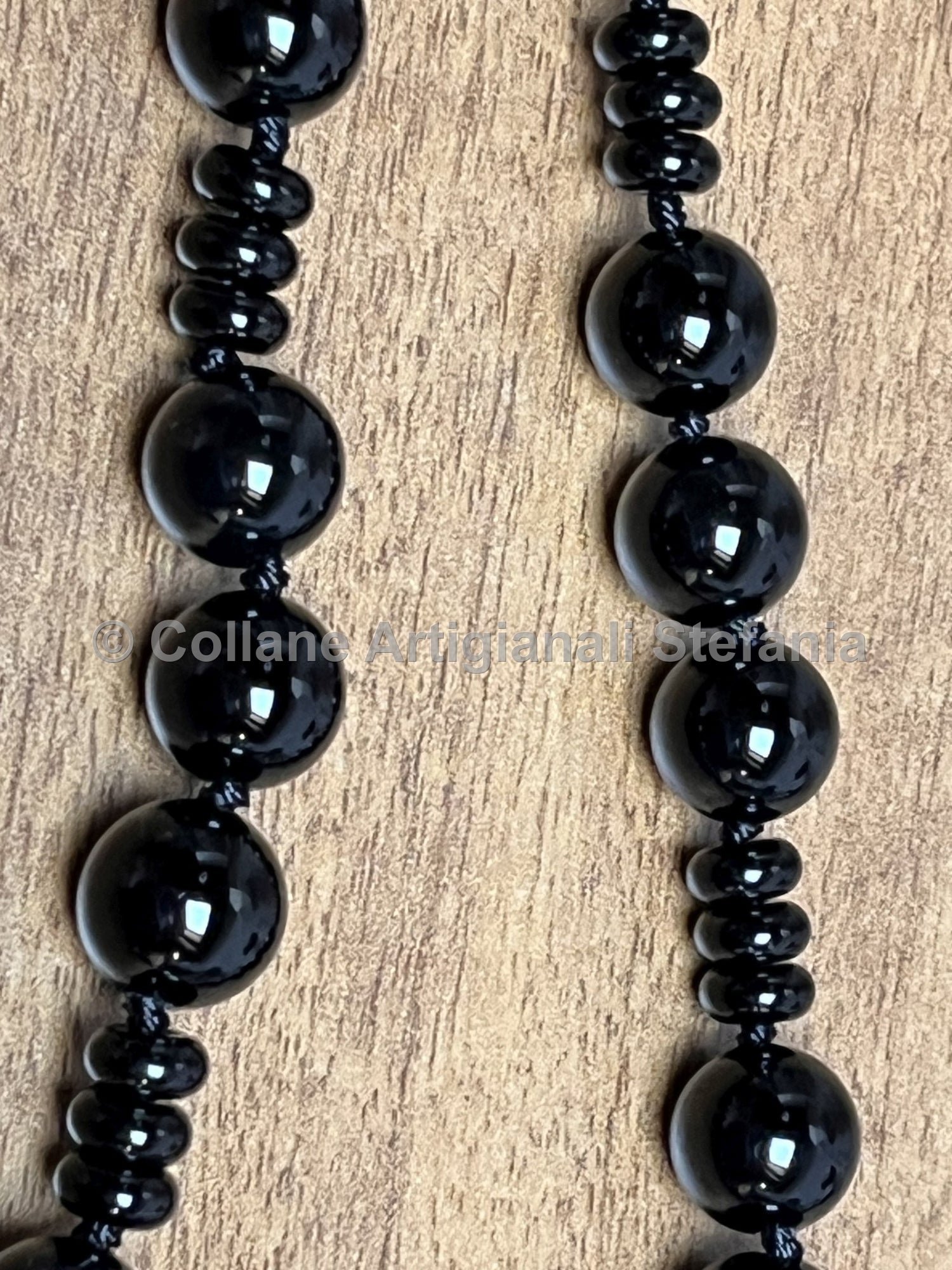 Collana con pietre dure di Agata nera.