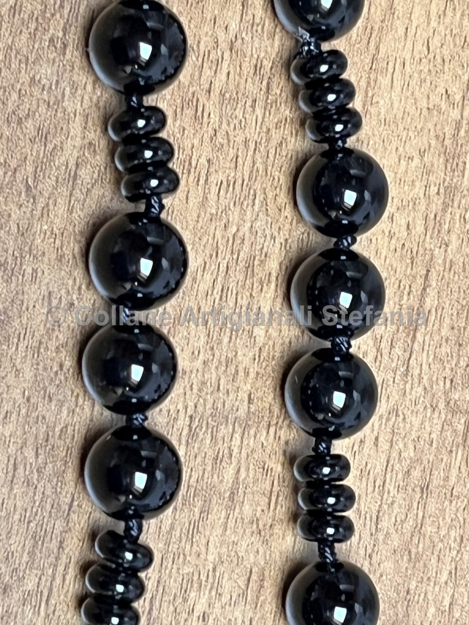 Collana con pietre dure di Agata nera.