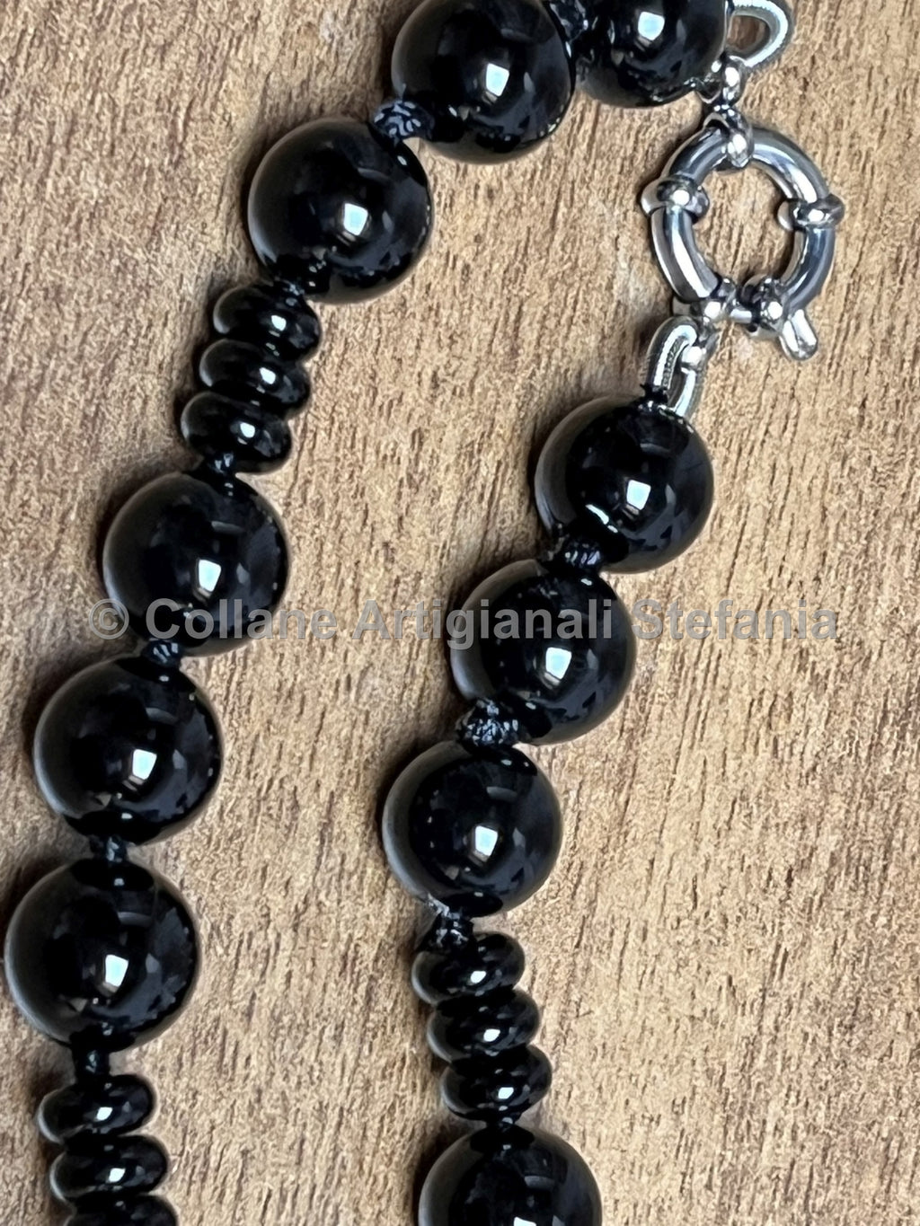 Collana con pietre dure di Agata nera.