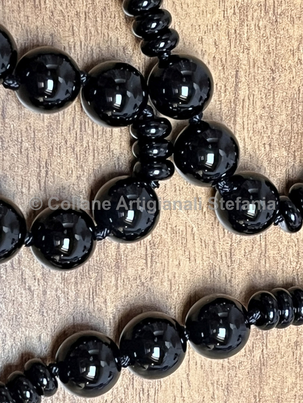 Collana con pietre dure di Agata nera.