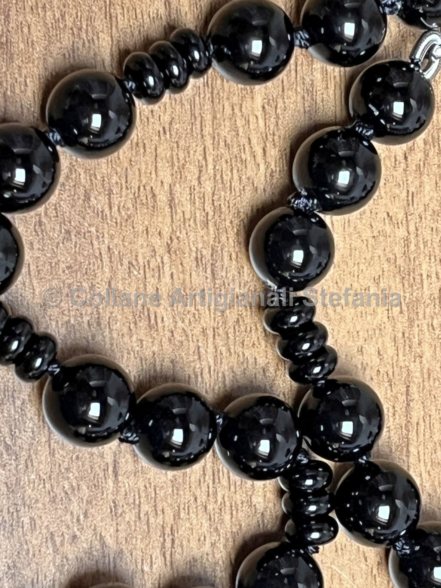 Collana con pietre dure di Agata nera.