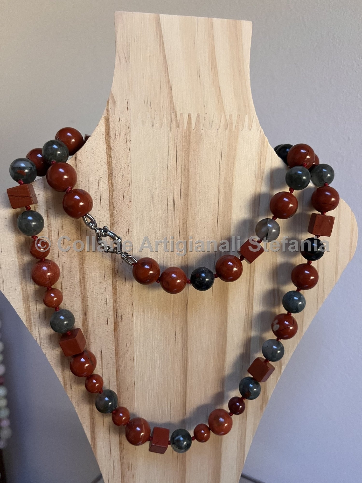 Collana con pietre dure di Diaspro rosso e sanguigno di qualità.