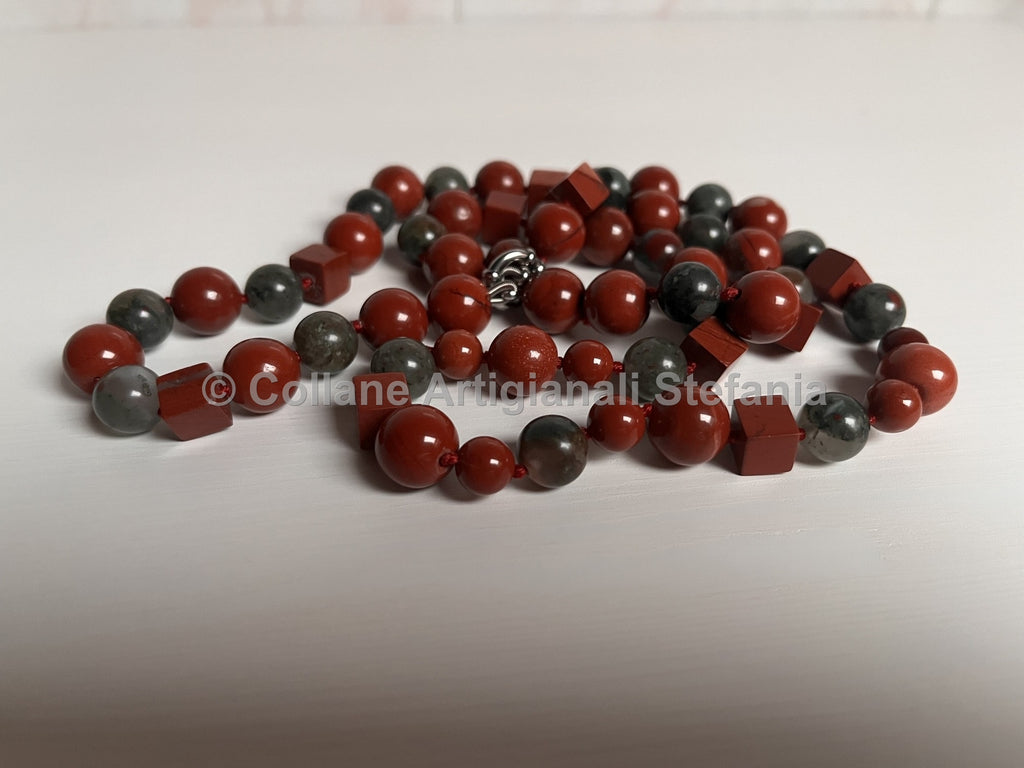 Collana con pietre dure di Diaspro rosso e sanguigno di qualità.