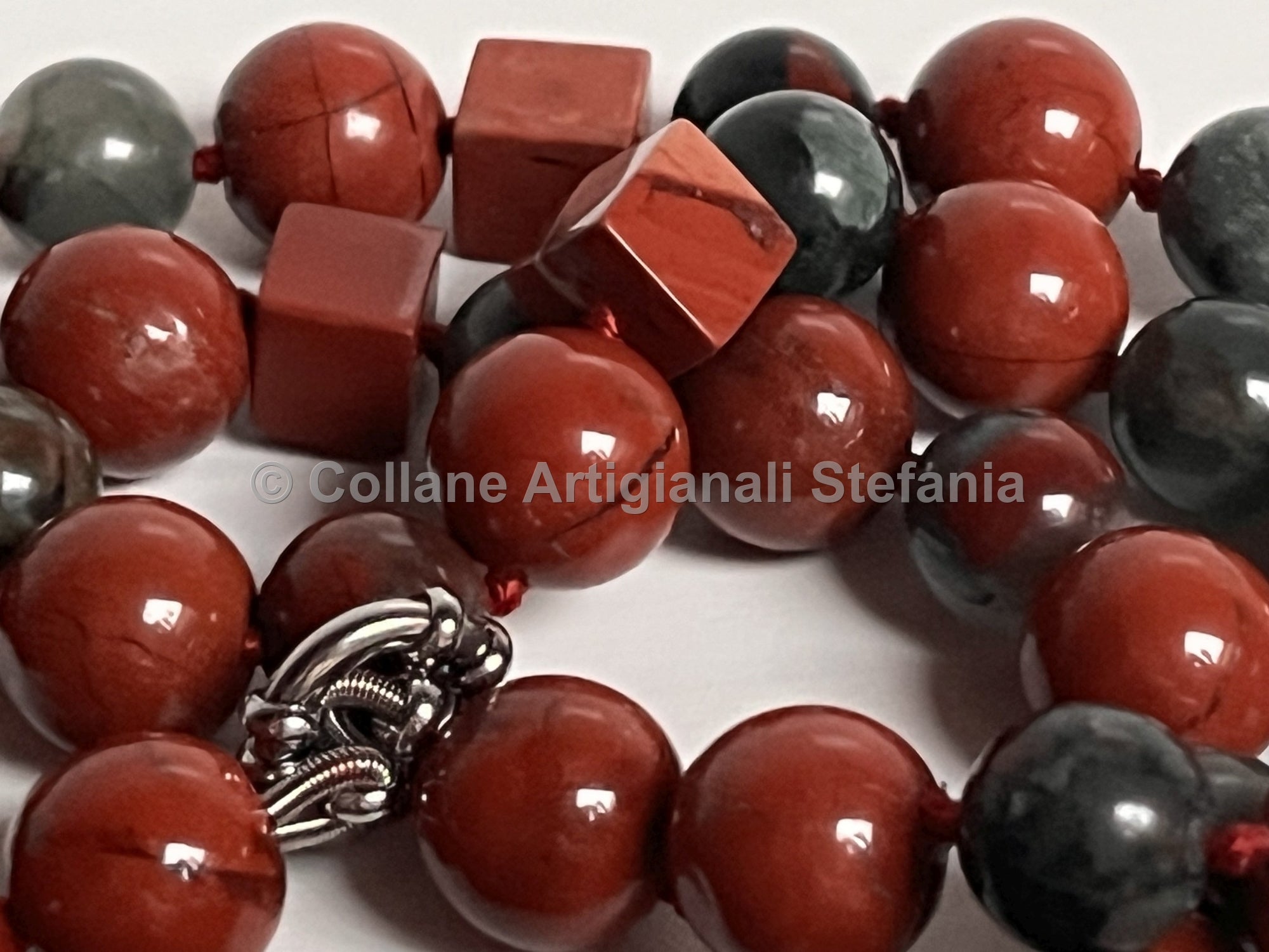 Collana con pietre dure di Diaspro rosso e sanguigno di qualità.
