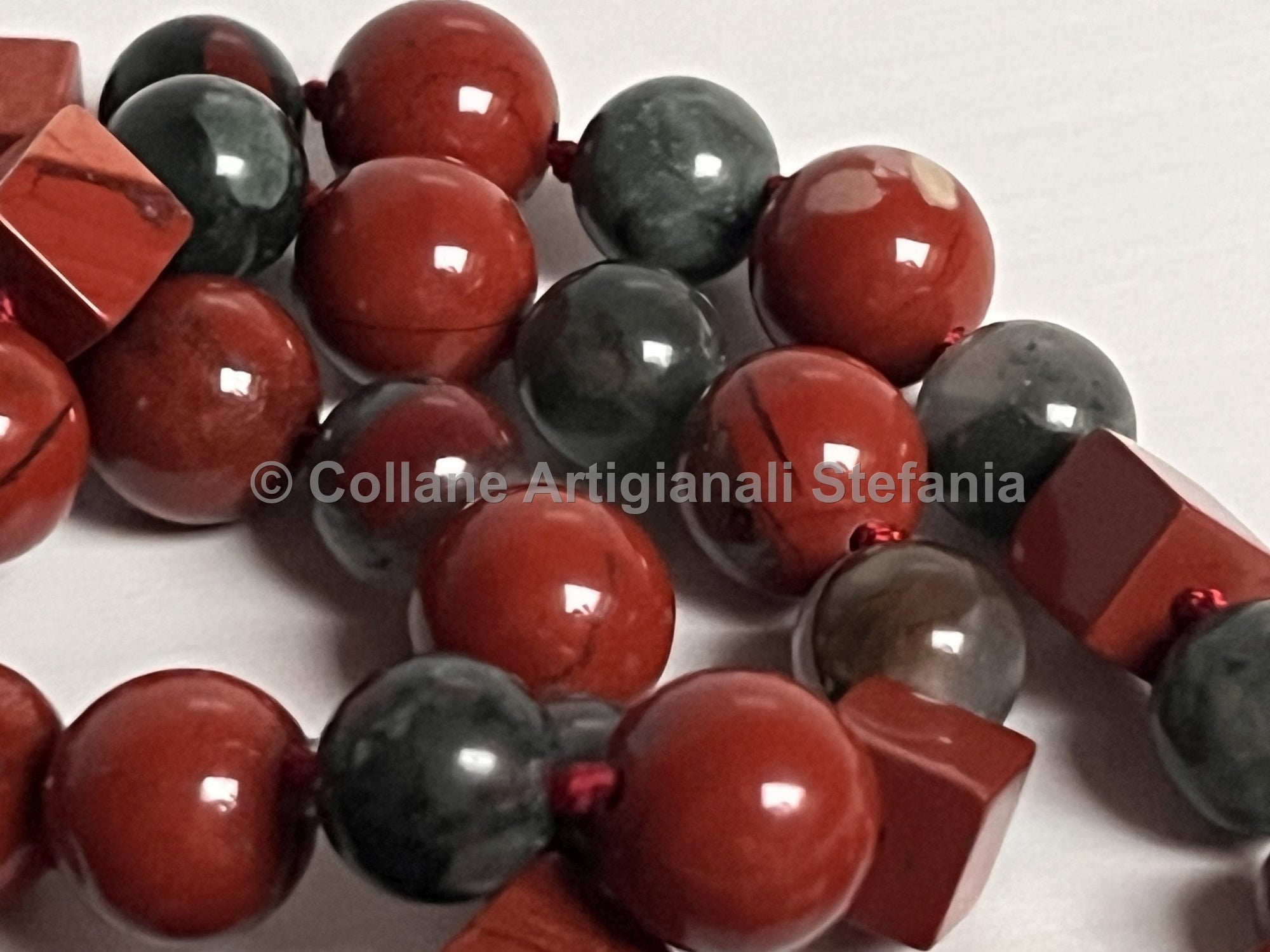Collana con pietre dure di Diaspro rosso e sanguigno di qualità.