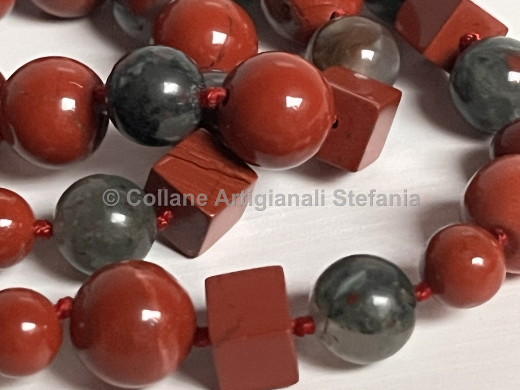Collana con pietre dure di Diaspro rosso e sanguigno di qualità.