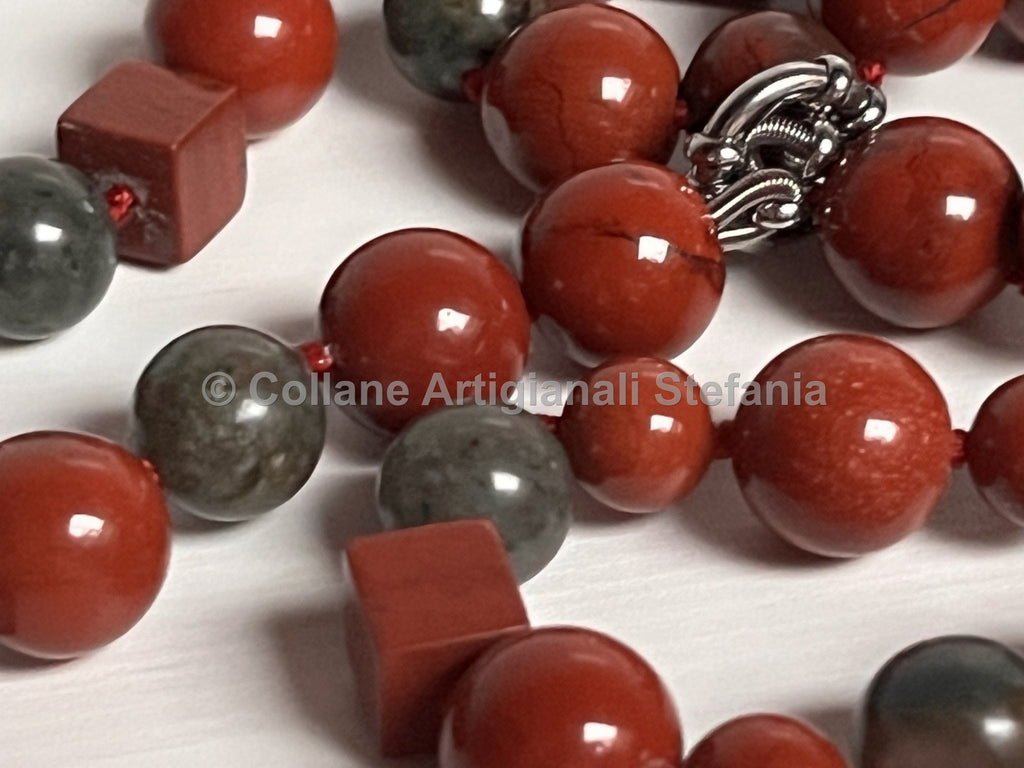 Collana con pietre dure di Diaspro rosso e sanguigno di qualità.