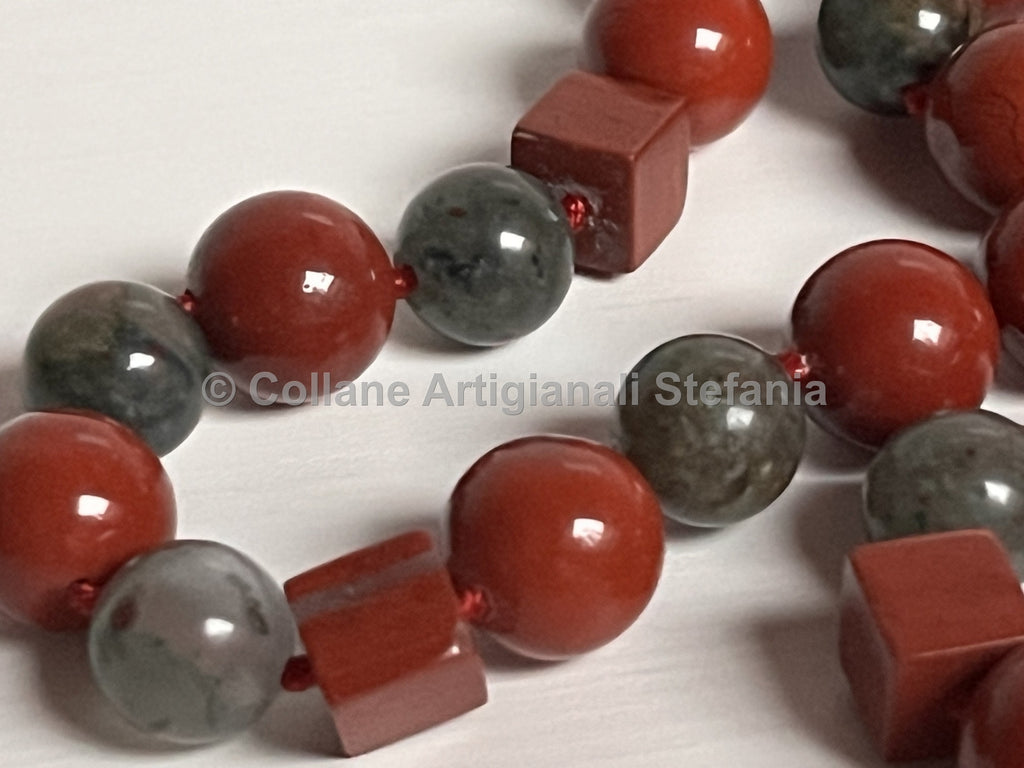Collana con pietre dure di Diaspro rosso e sanguigno di qualità.