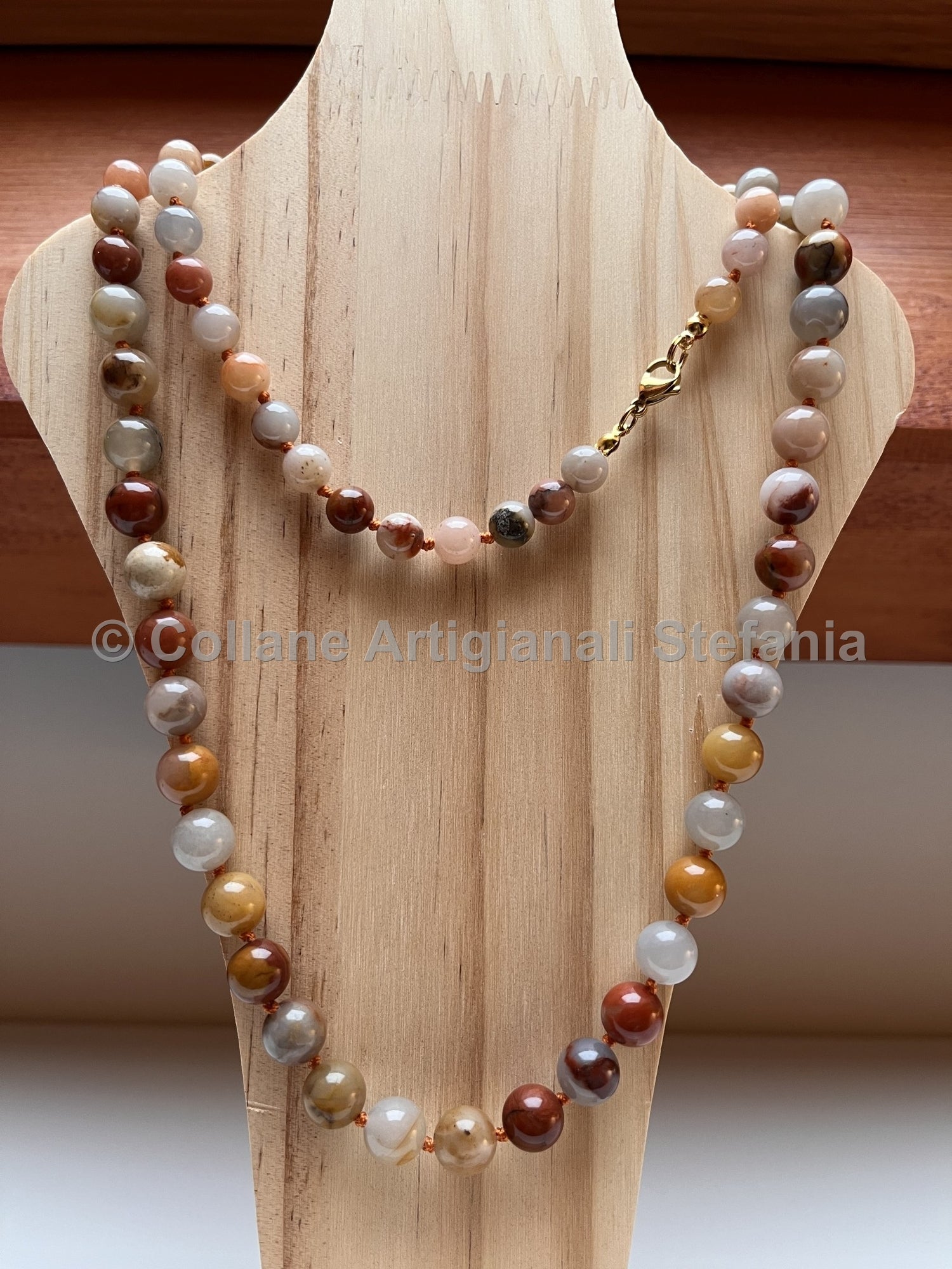 Collana con pietre dure di Giada multicolore.