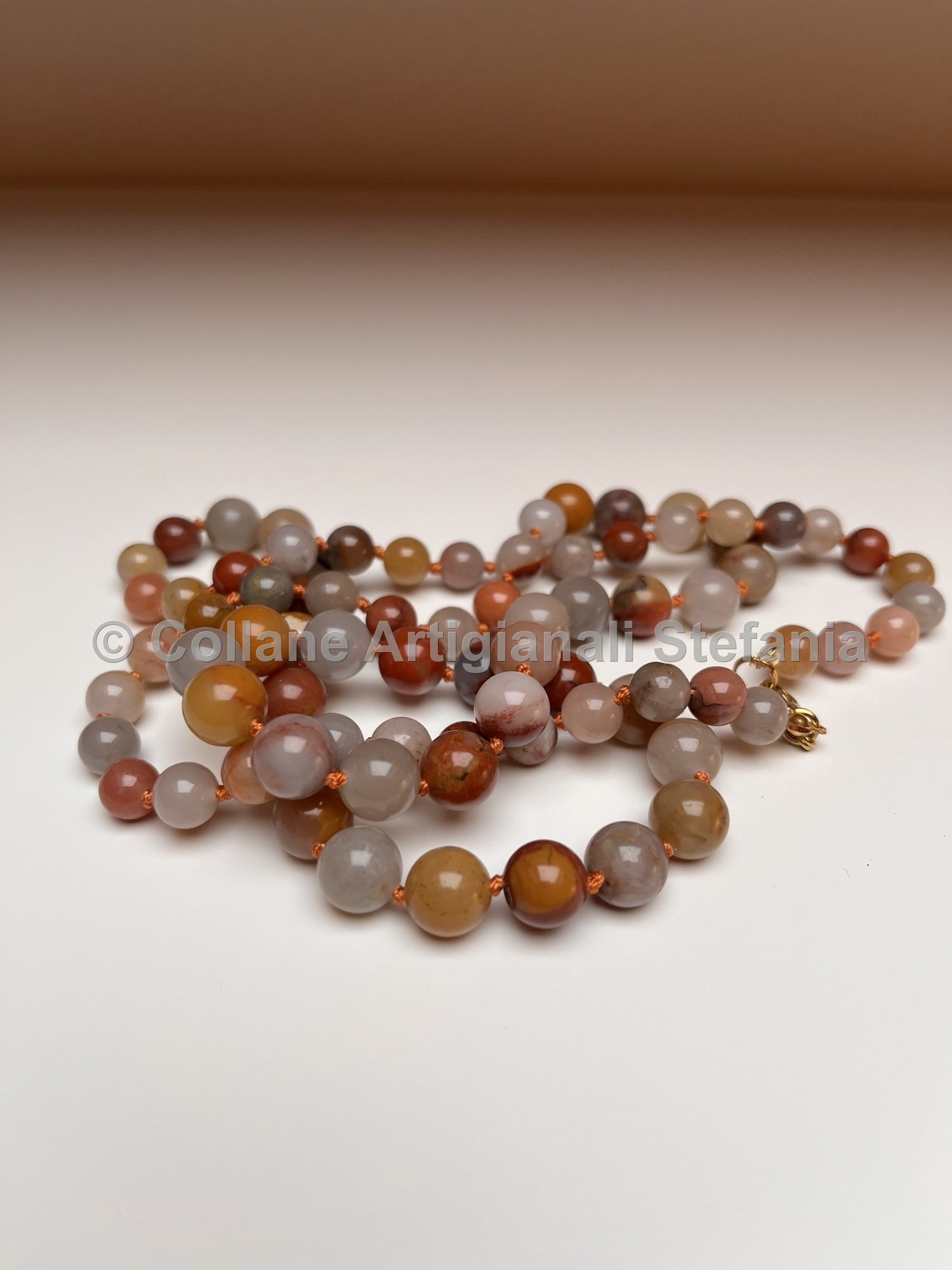 Collana con pietre dure di Giada multicolore.