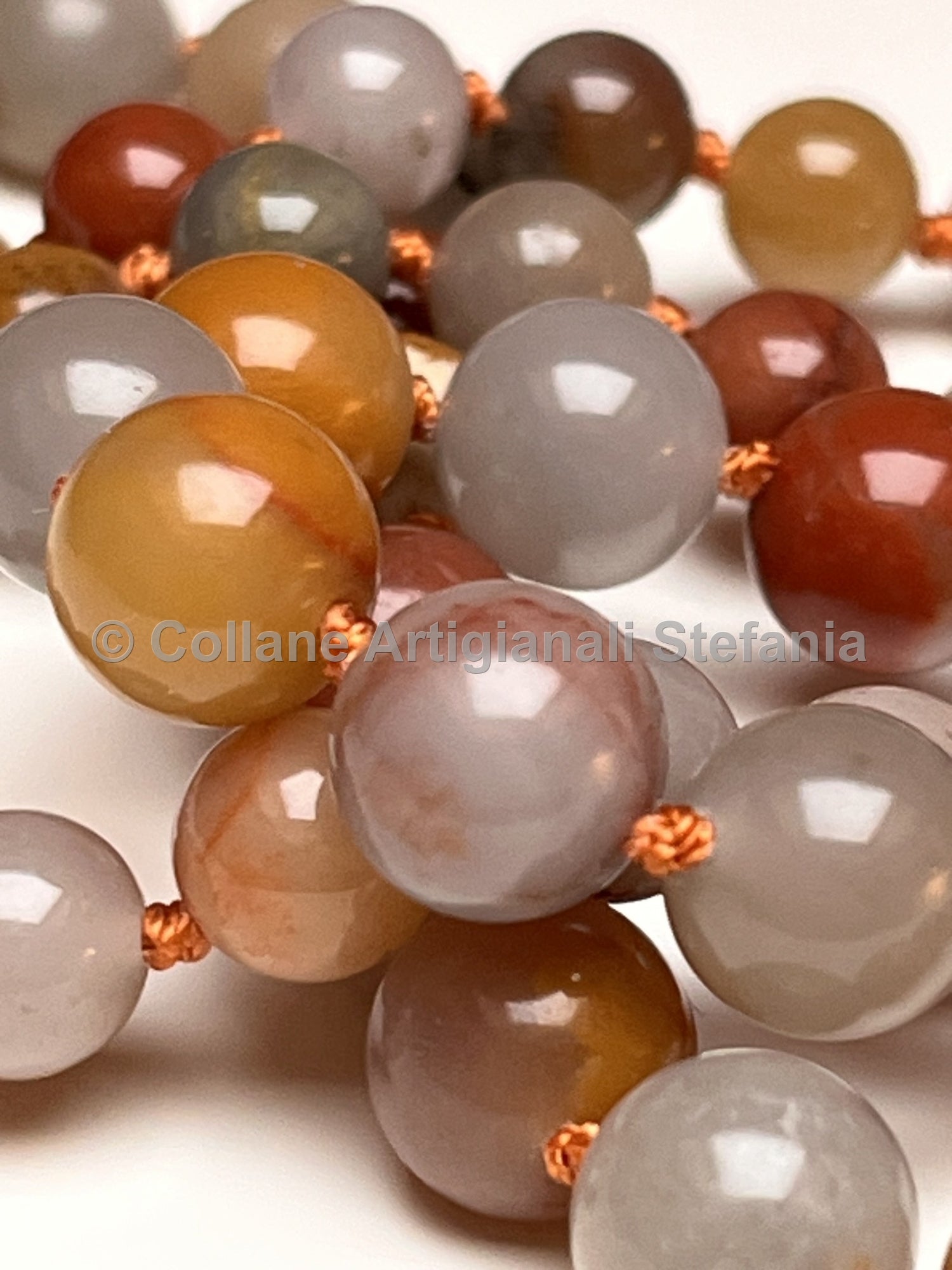 Collana con pietre dure di Giada multicolore.