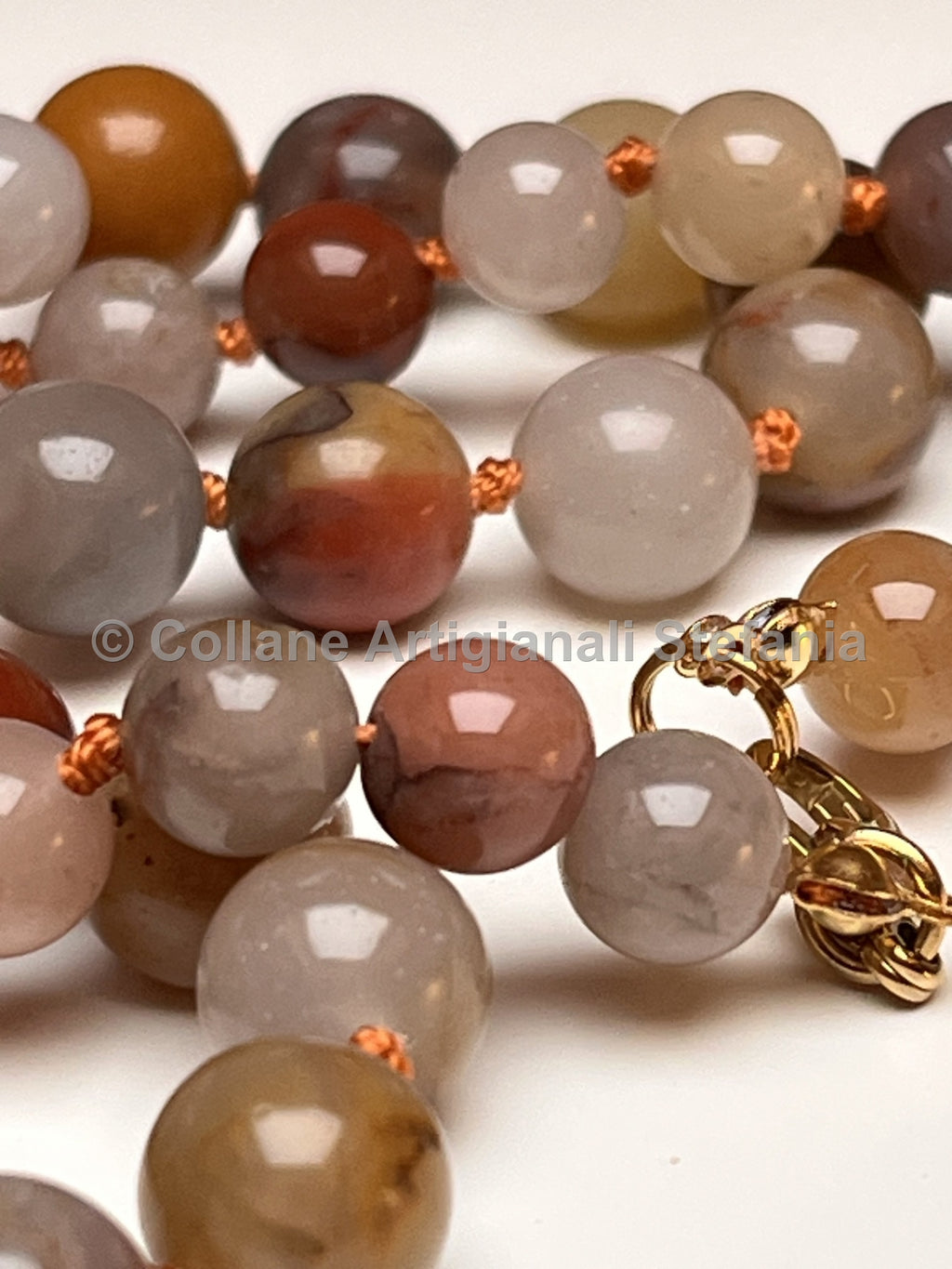 Collana con pietre dure di Giada multicolore.
