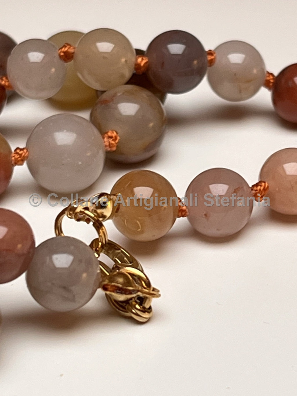 Collana con pietre dure di Giada multicolore.