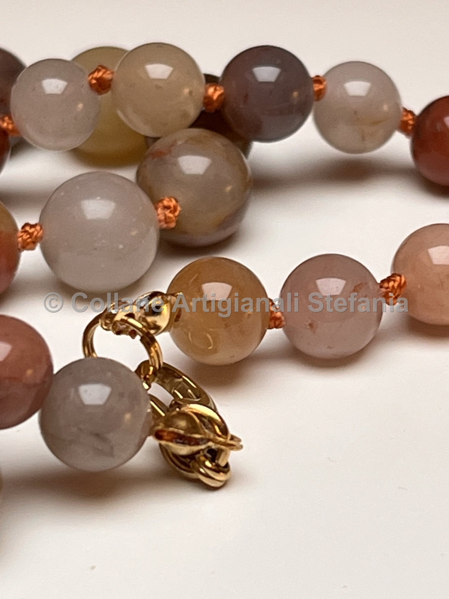 Collana con pietre dure di Giada multicolore.