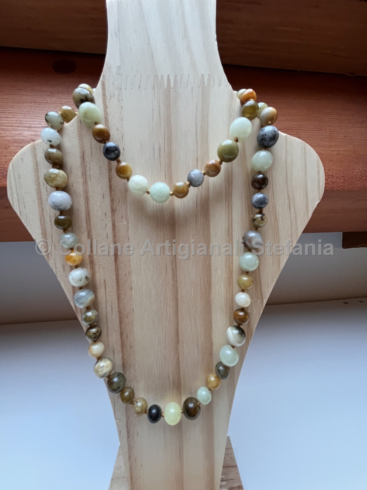 Collana con pietre dure di Giada multicolore.