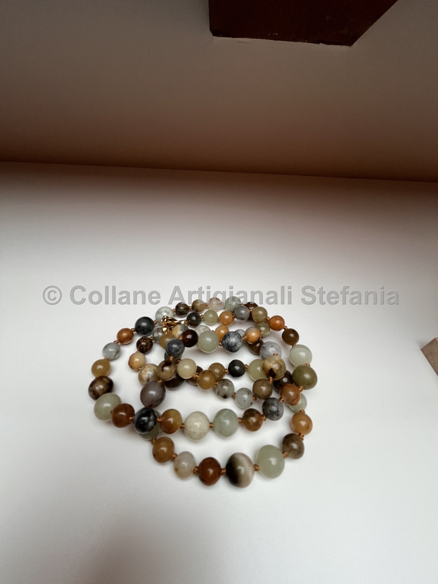Collana con pietre dure di Giada multicolore.