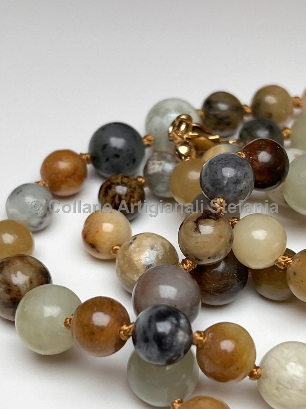 Collana con pietre dure di Giada multicolore.