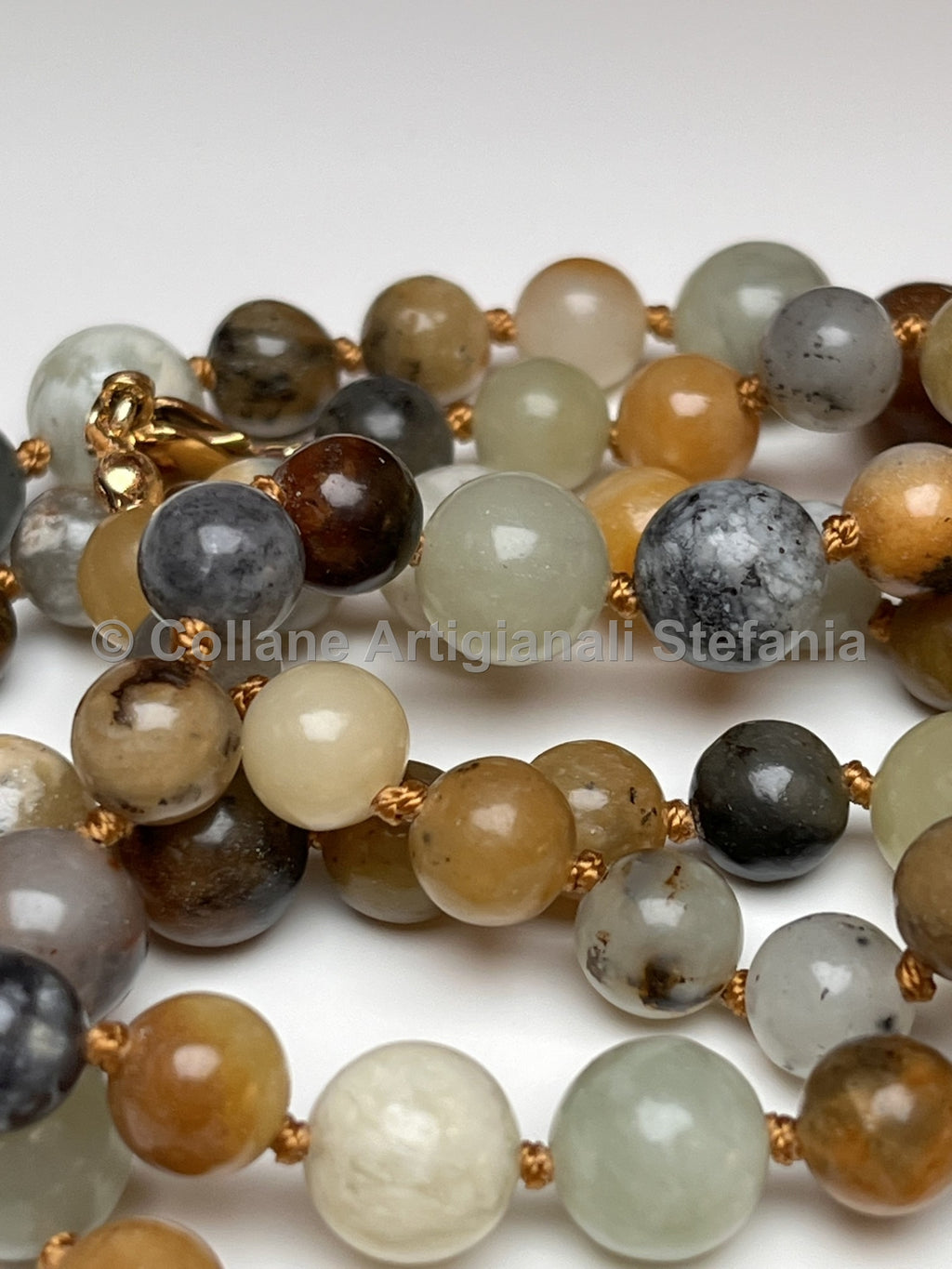 Collana con pietre dure di Giada multicolore.