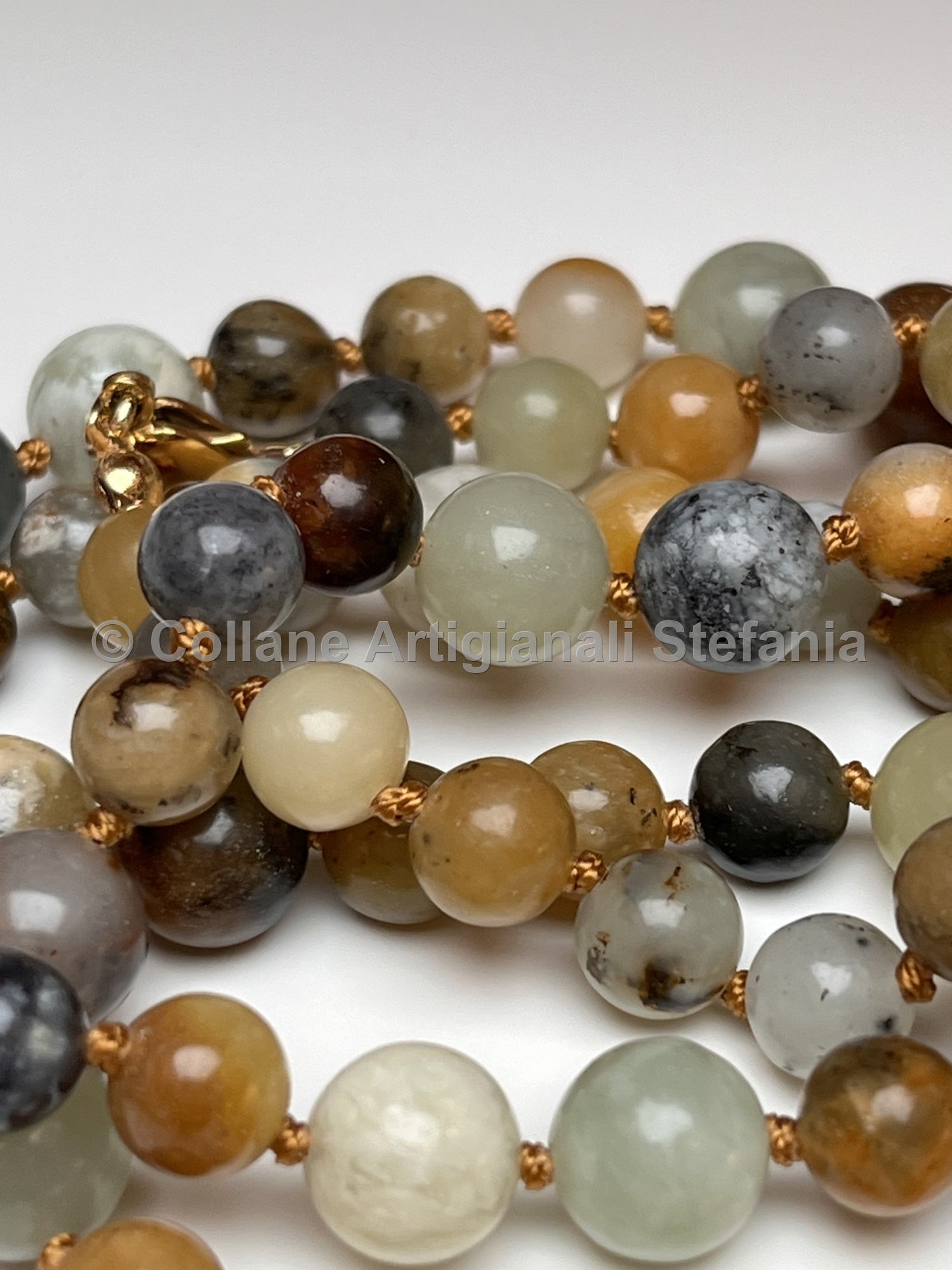 Collana con pietre dure di Giada multicolore.