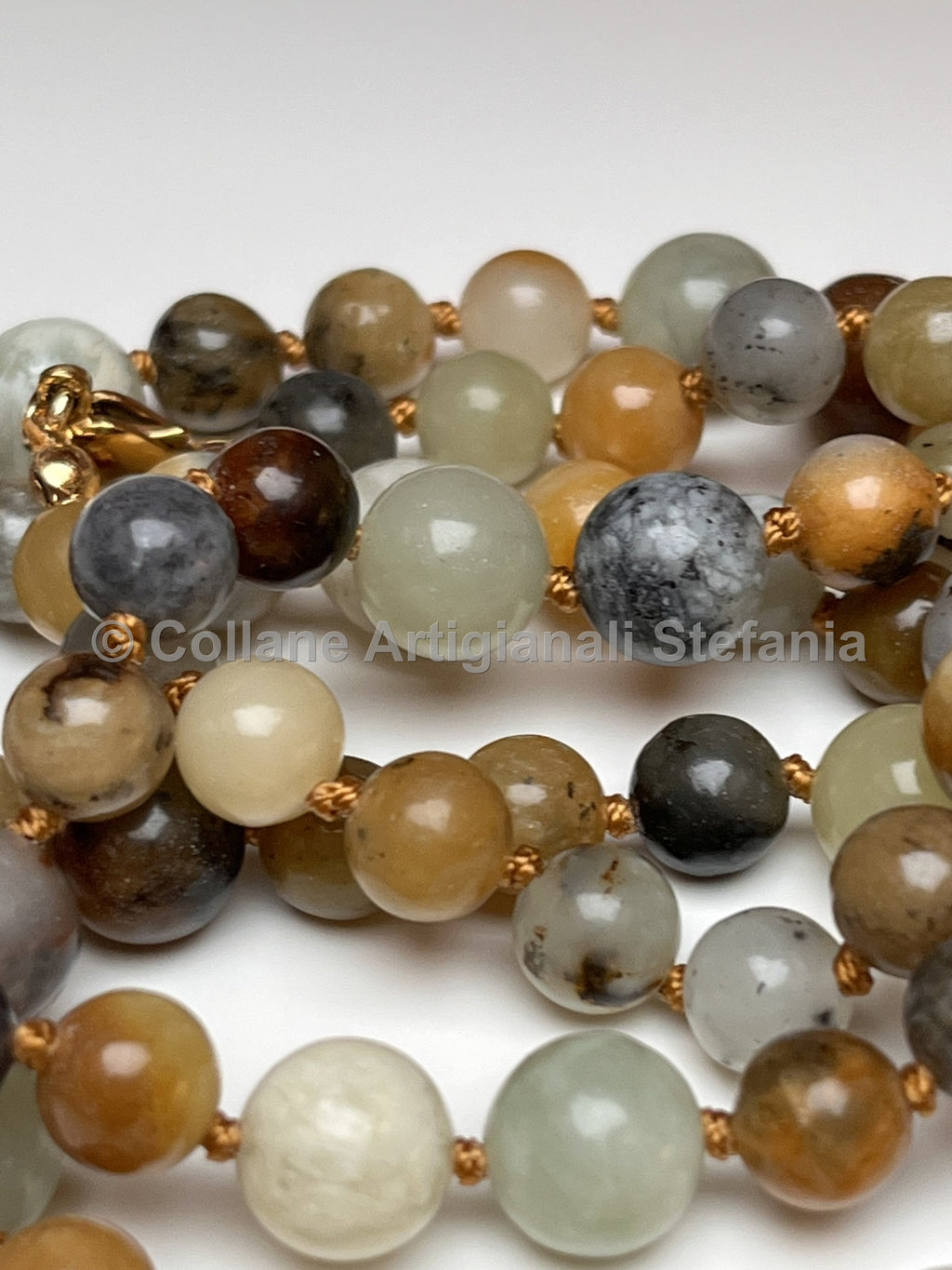 Collana con pietre dure di Giada multicolore.