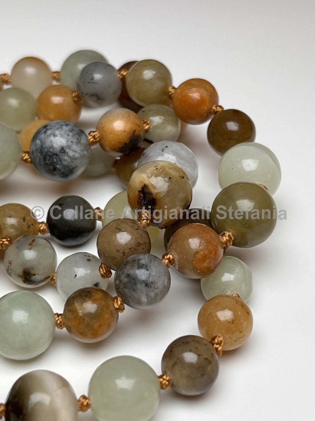Collana con pietre dure di Giada multicolore.