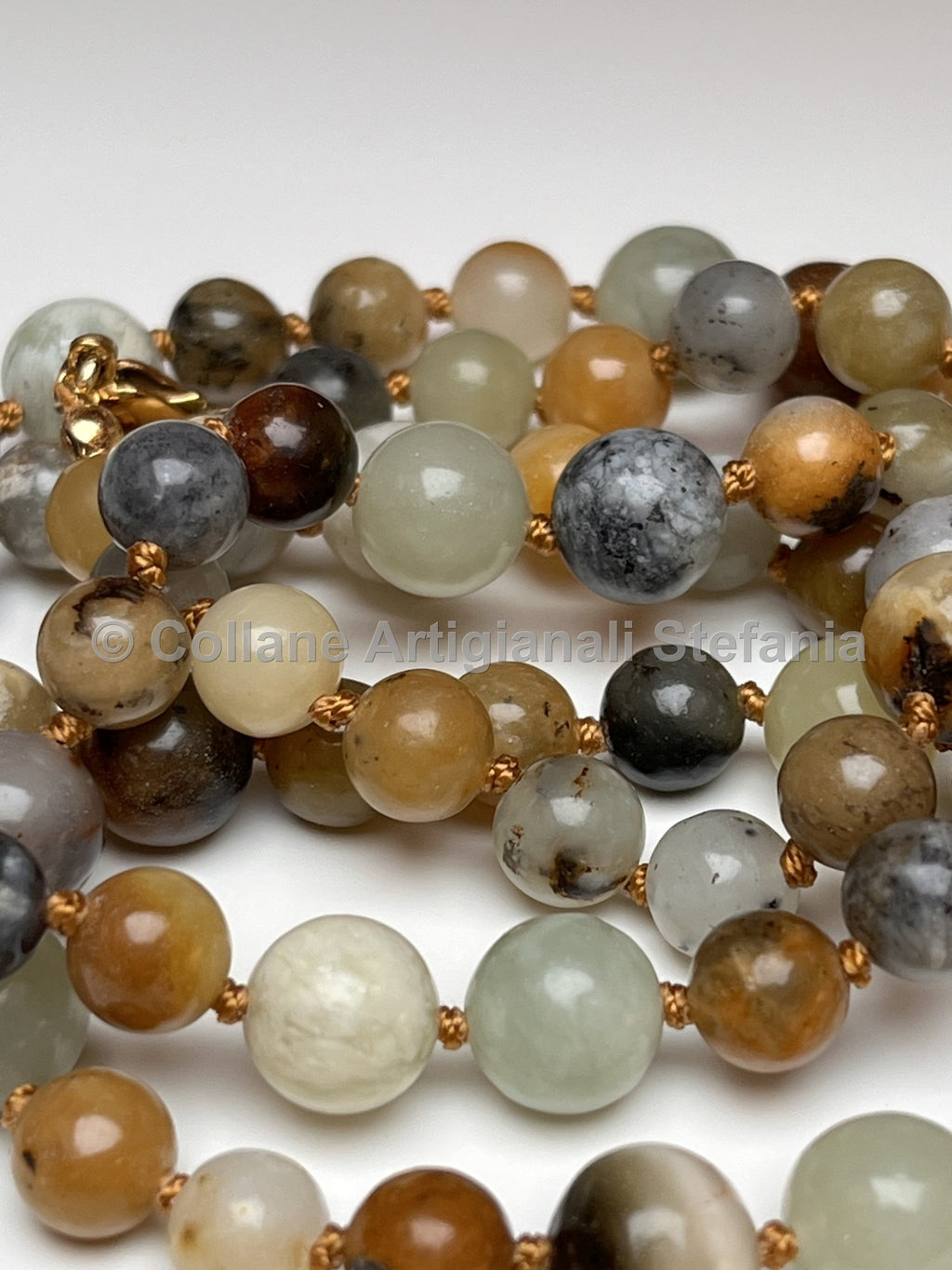 Collana con pietre dure di Giada multicolore.