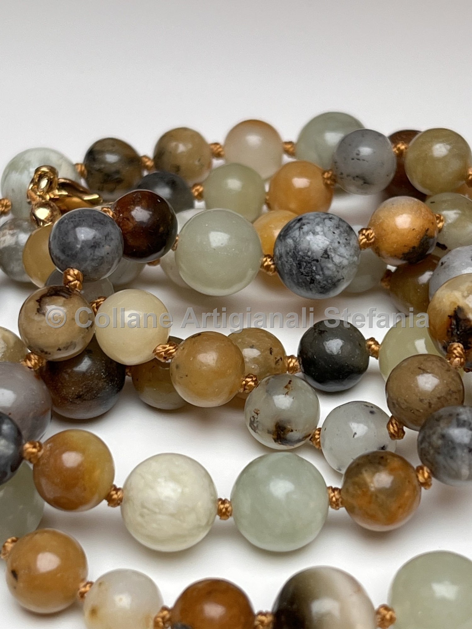 Collana con pietre dure di Giada multicolore.