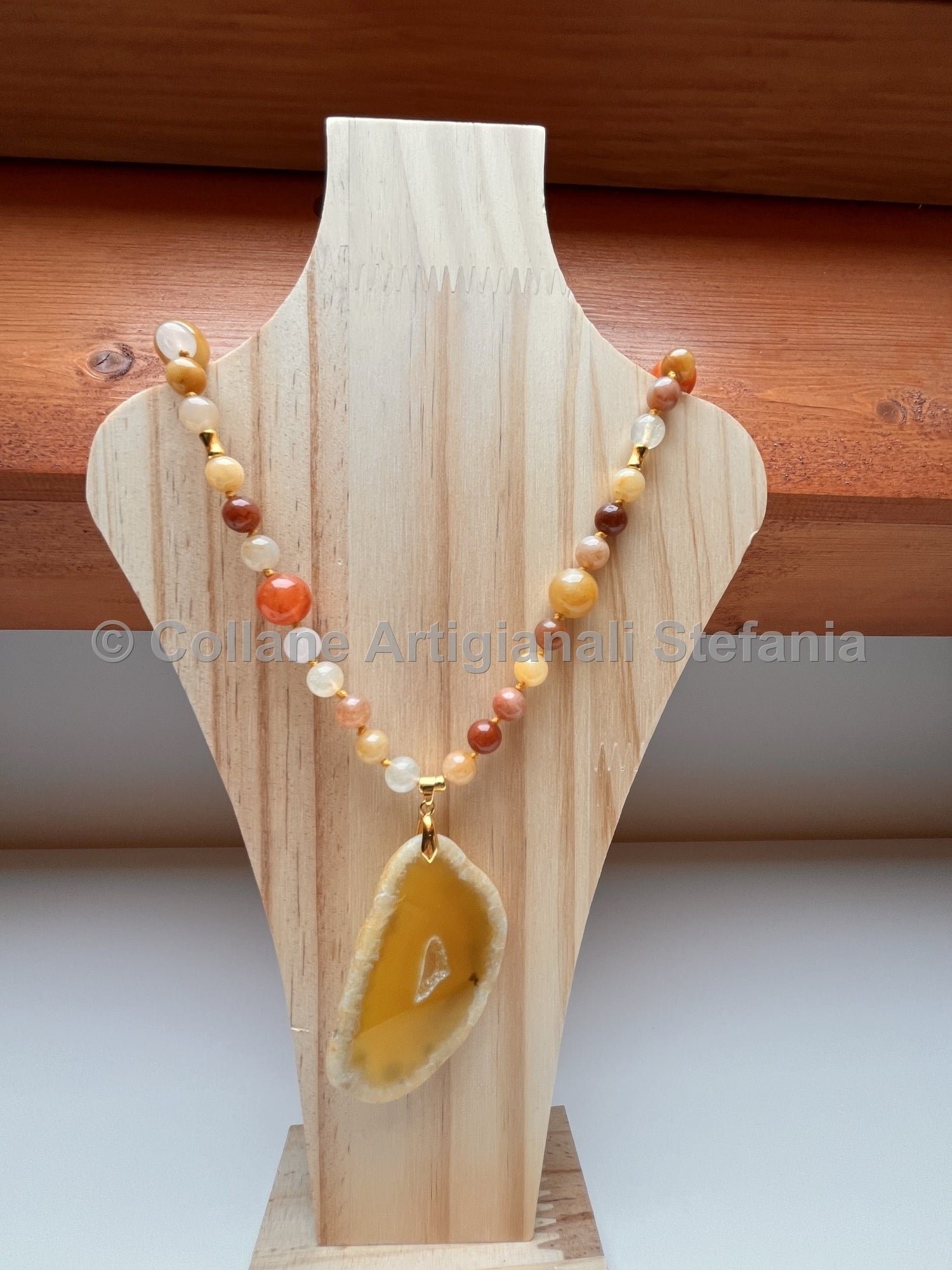Collana con pietre dure di Giada vari colori.