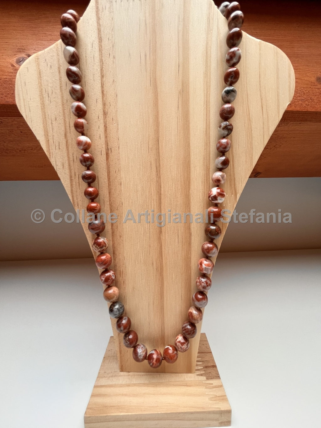 Collana con pietre dure di Agata Kirin.
