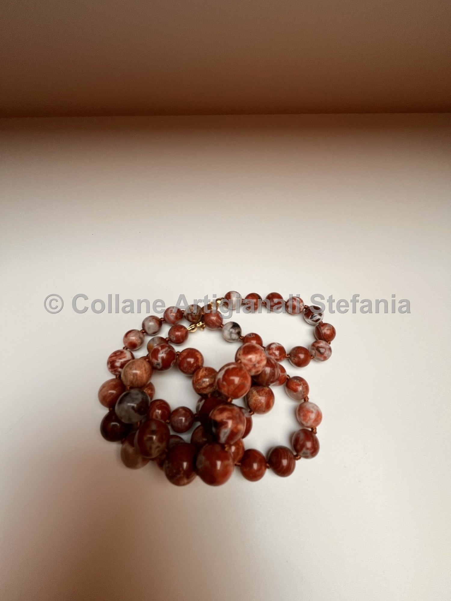 Collana con pietre dure di Agata Kirin.