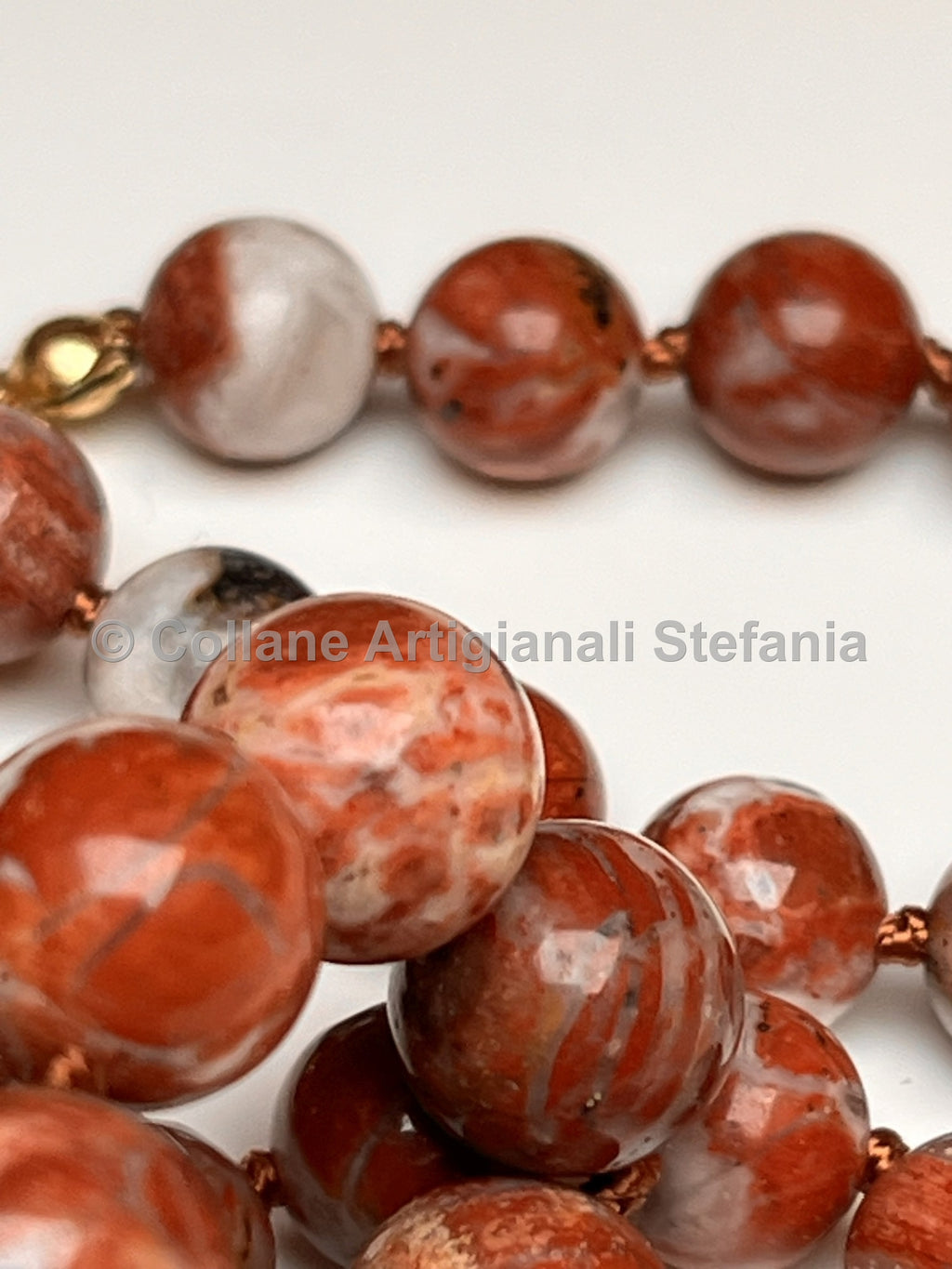 Collana con pietre dure di Agata Kirin.