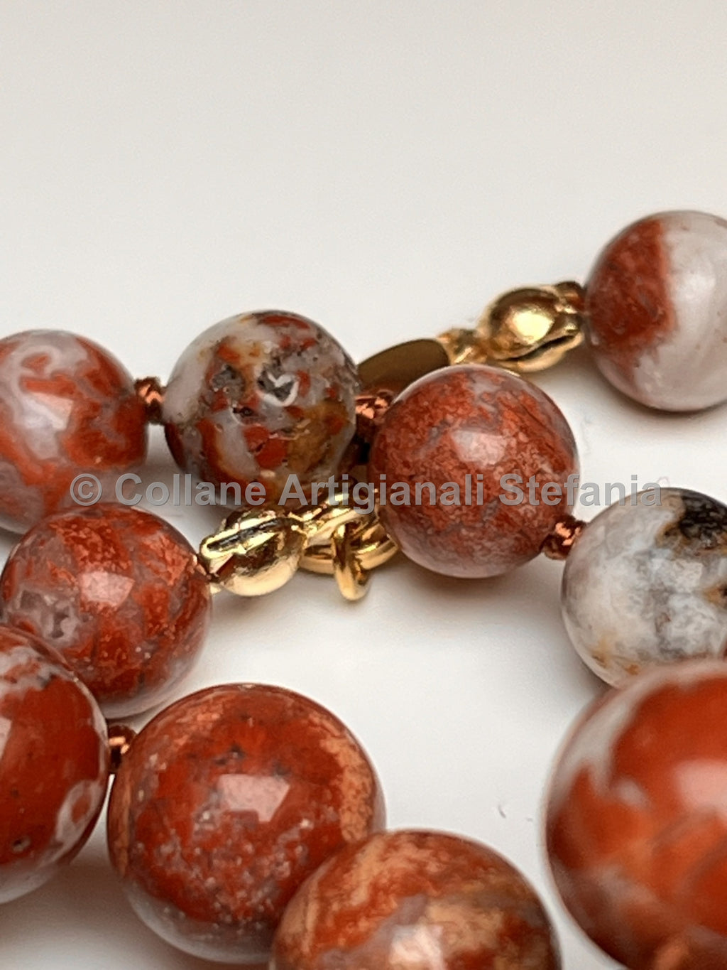 Collana con pietre dure di Agata Kirin.