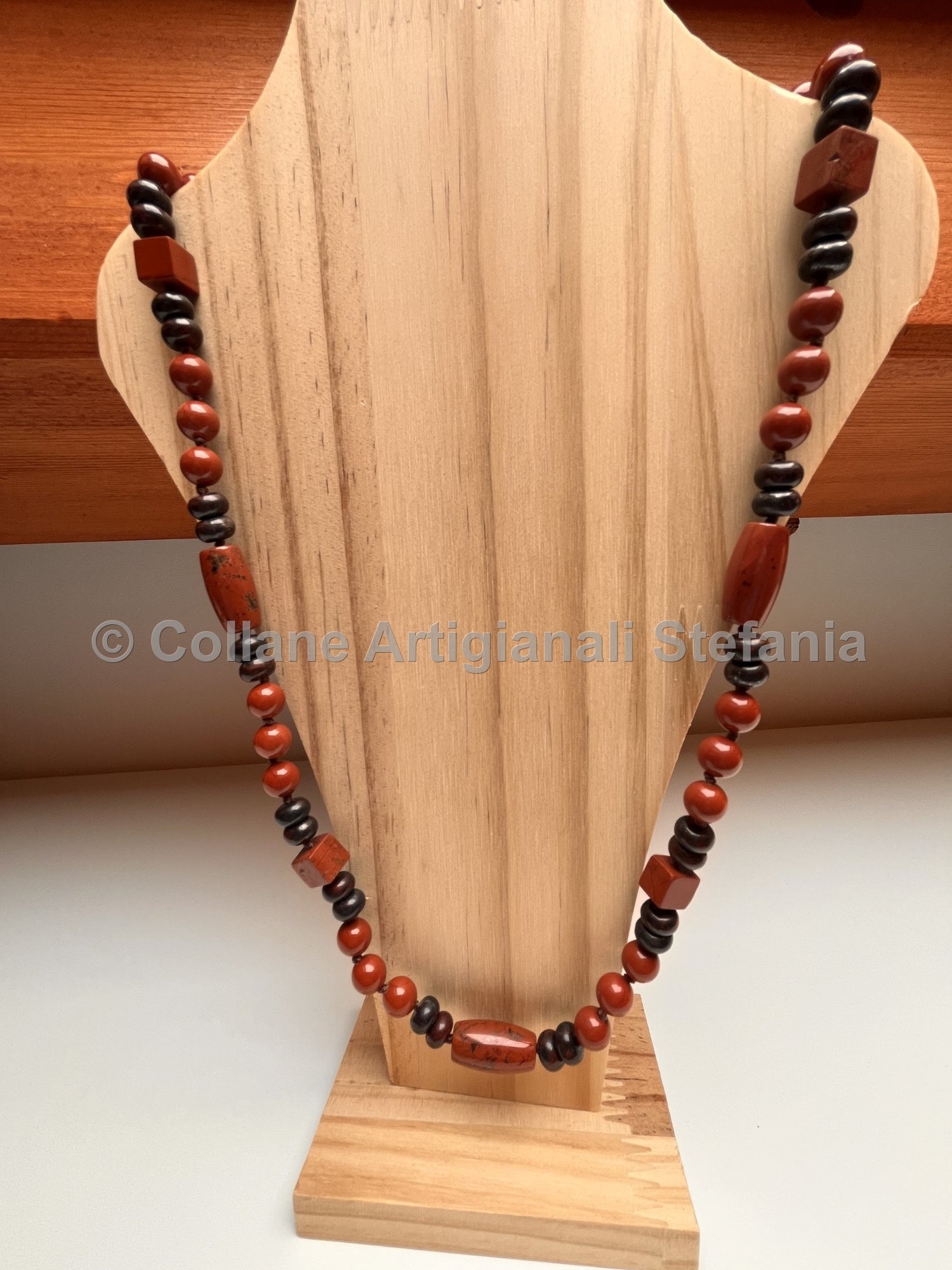 Collana con pietre dure di Diaspro rosso e brecciato di alta qualità.