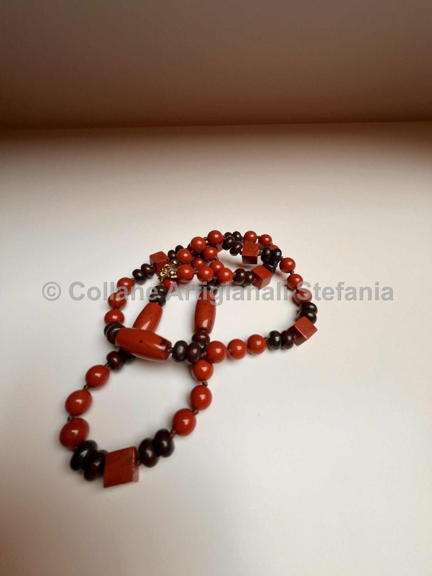 Collana con pietre dure di Diaspro rosso e brecciato di alta qualità.