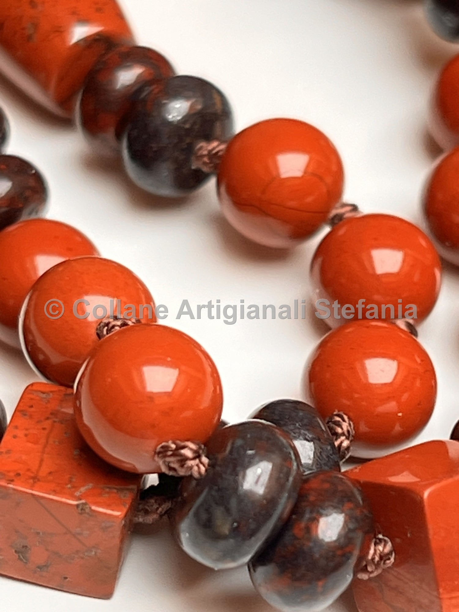 Collana con pietre dure di Diaspro rosso e brecciato di alta qualità.