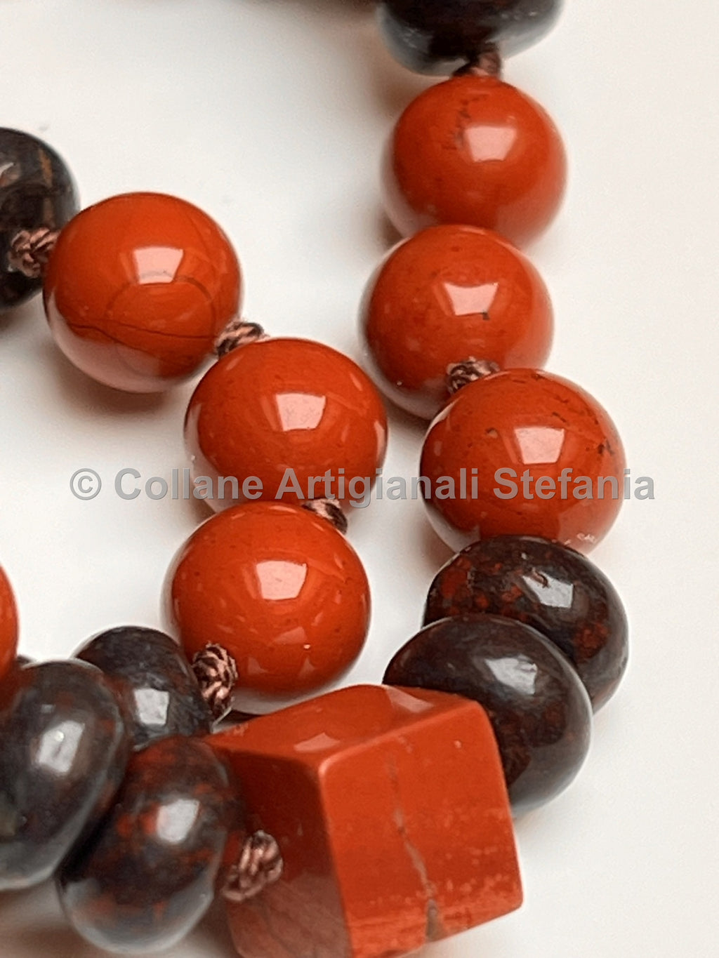 Collana con pietre dure di Diaspro rosso e brecciato di alta qualità.