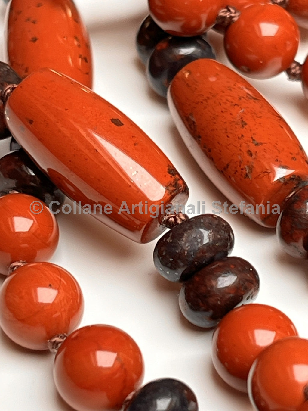 Collana con pietre dure di Diaspro rosso e brecciato di alta qualità.