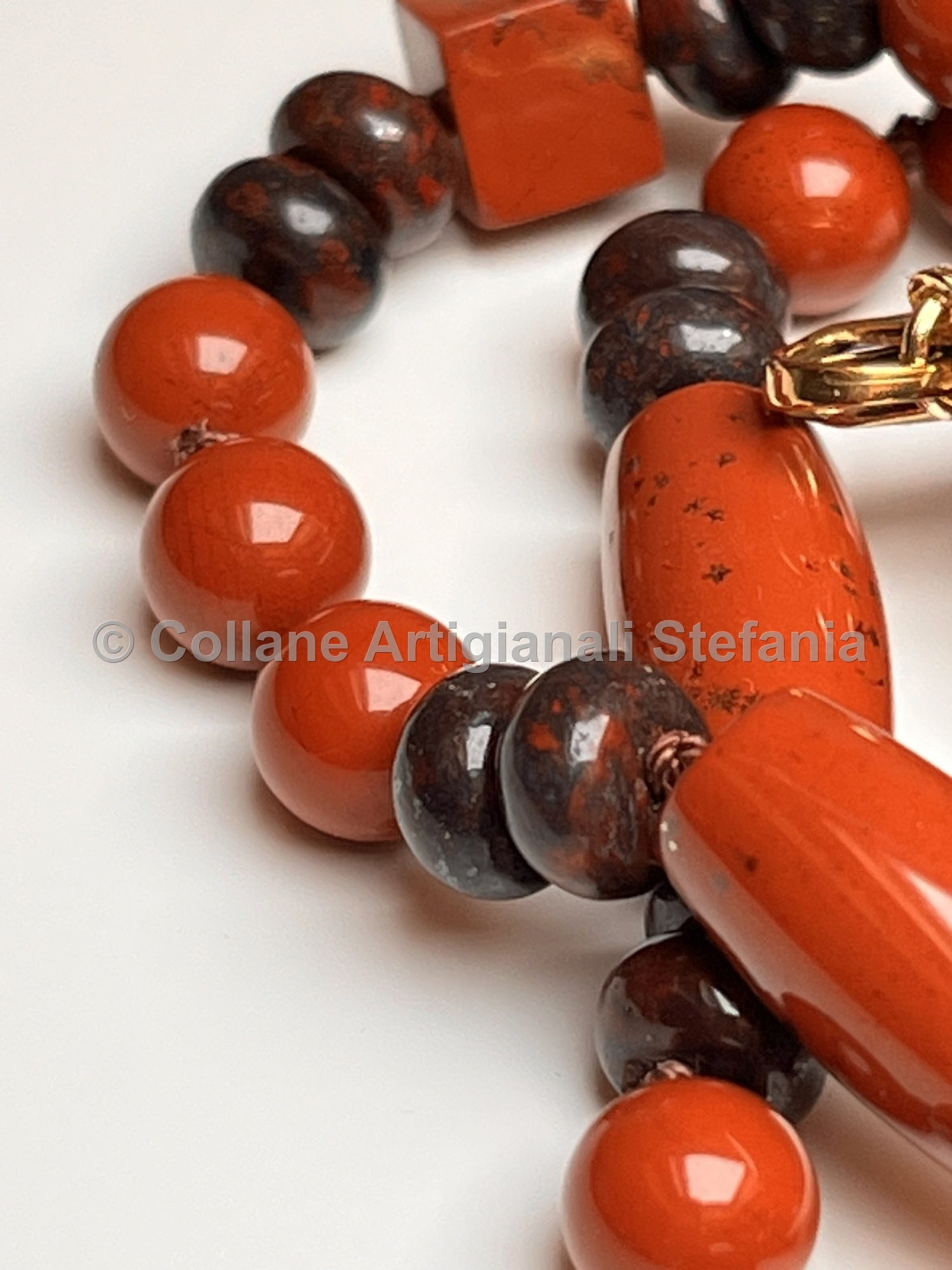 Collana con pietre dure di Diaspro rosso e brecciato di alta qualità.