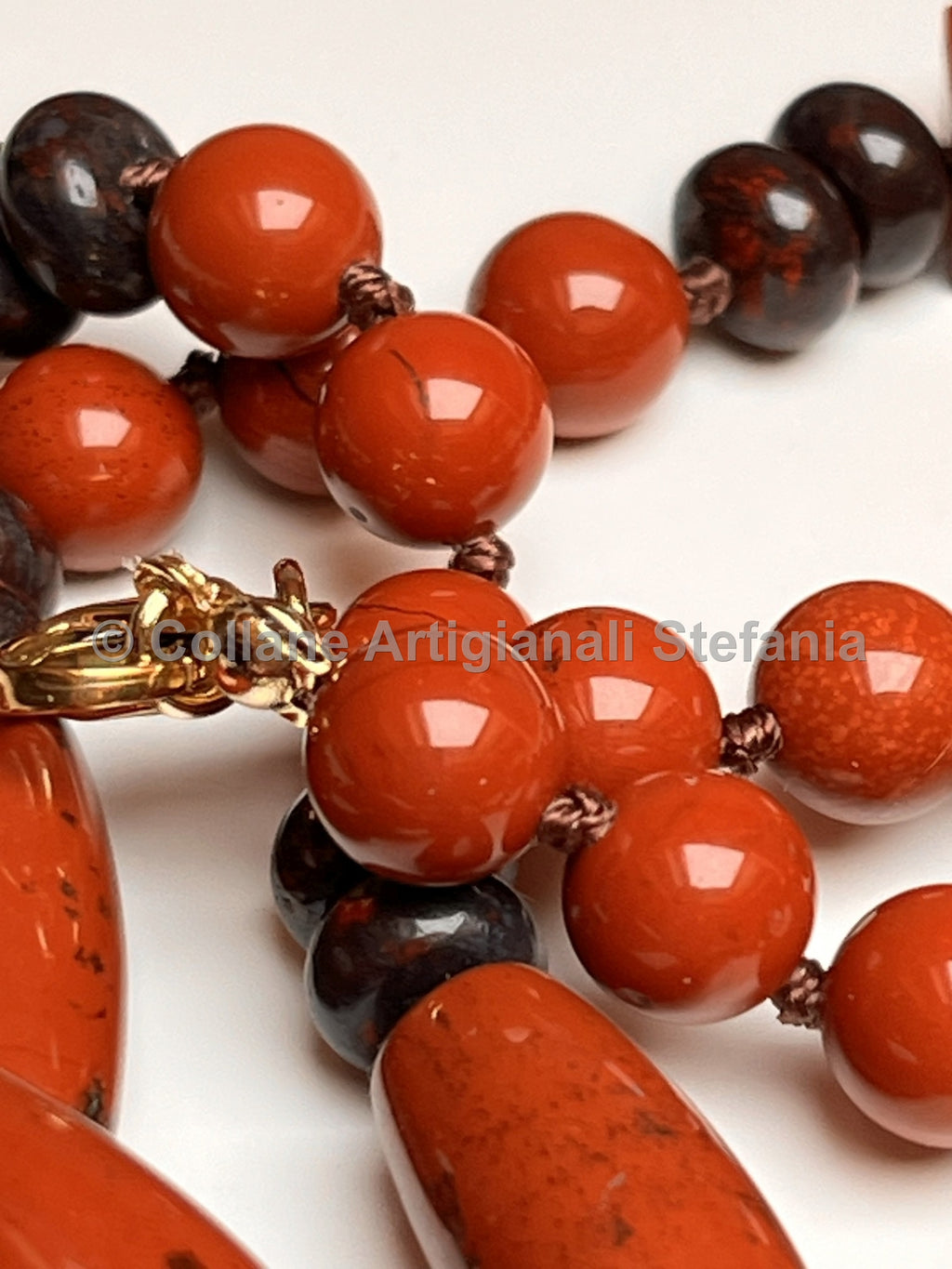 Collana con pietre dure di Diaspro rosso e brecciato di alta qualità.