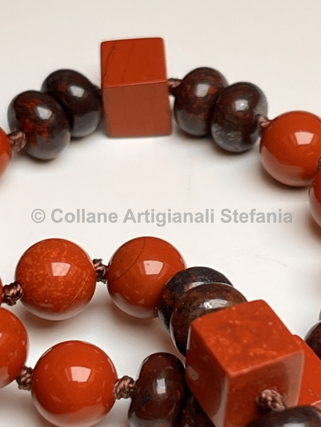 Collana con pietre dure di Diaspro rosso e brecciato di alta qualità.